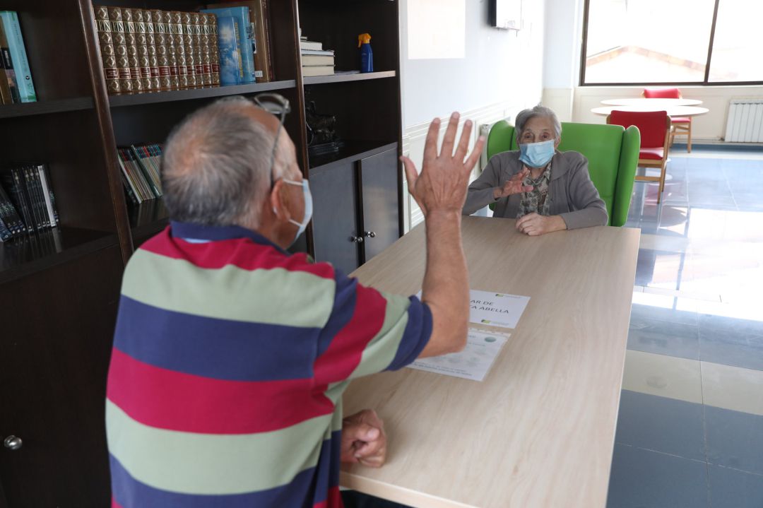 Un anciana residente recibe a un familiar durante el primer día de visitas en una residencias de Madrid. Un anciana residente recibe a un familiar durante el primer día de visitas en una residencias de Madrid.