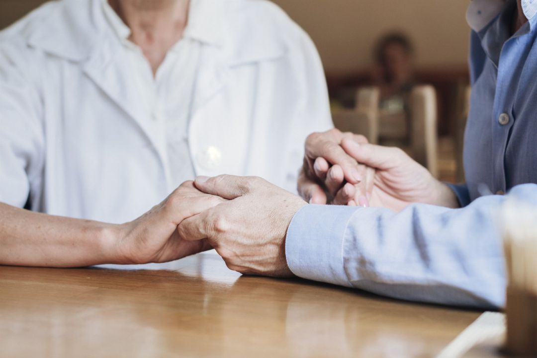 Manos de una anciana y su cuidadora. Manos de una anciana y su cuidadora.