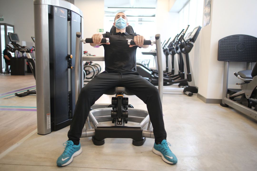 Un monitor de gimnasio entrena tras la reapertura de estos espacios por la pandemia de la COVID-19. Un monitor de gimnasio entrena tras la reapertura de estos espacios por la pandemia de la COVID-19.