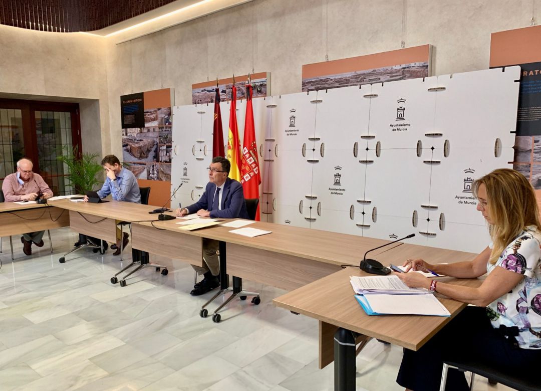 El alcalde Ballesta, en una reciente reunión municipal El alcalde Ballesta, en una reciente reunión municipal