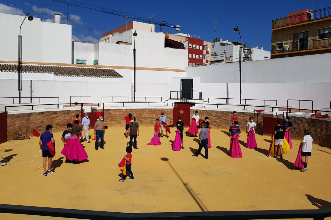 Los alumnos de la Escuela Taurina de Sevilla en la placita de la Real Venta de Antequera Los alumnos de la Escuela Taurina de Sevilla en la placita de la Real Venta de Antequera