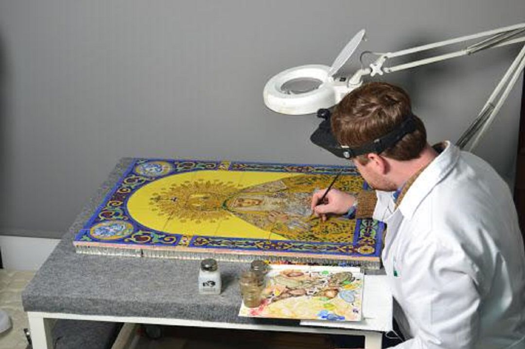 Carlos Peñuela en pleno trabajo sobre una cerámica de la Virgen de la Esperanza Carlos Peñuela en pleno trabajo sobre una cerámica de la Virgen de la Esperanza