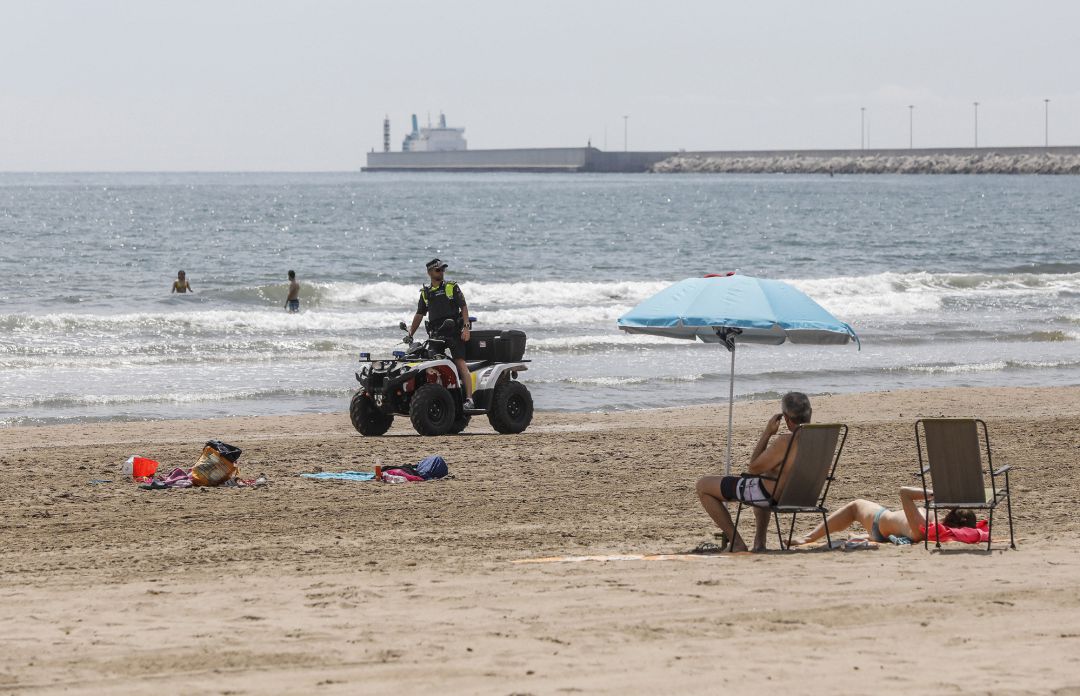 Un agente de la Policía Local de Valencia vigila desde un quad la Playa de la Malvarrosa Un agente de la Policía Local de Valencia vigila desde un quad la Playa de la Malvarrosa