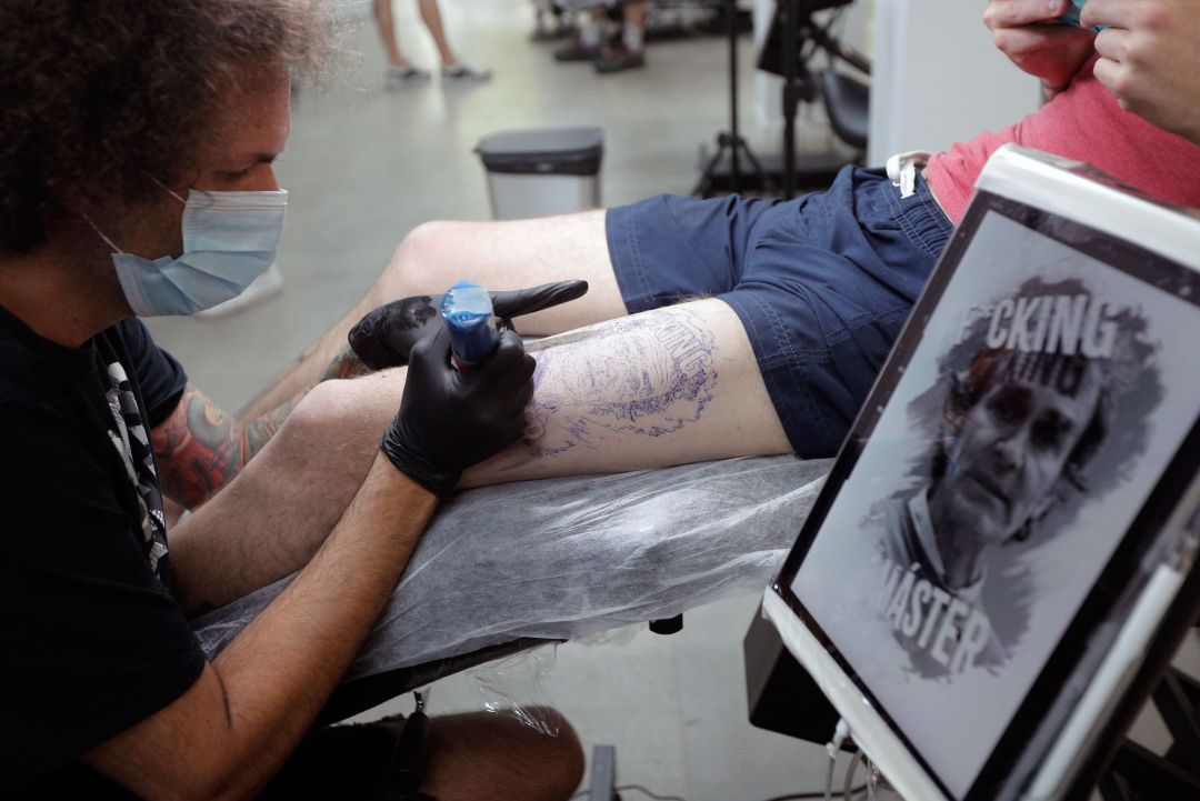 Un estudio valenciano realiza el primer tatuaje del director del Centro de Coordinación de Alertas y Emergencias Sanitarias del Ministerio de Sanidad, Fernando Simón Un estudio valenciano realiza el primer tatuaje del director del Centro de Coordinación de Alertas y Emergencias Sanitarias del Ministerio de Sanidad, Fernando Simón