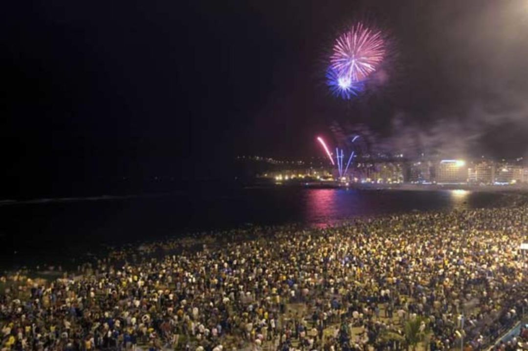 La playa de Las Canteras durante la Noche de San Juan La playa de Las Canteras durante la Noche de San Juan