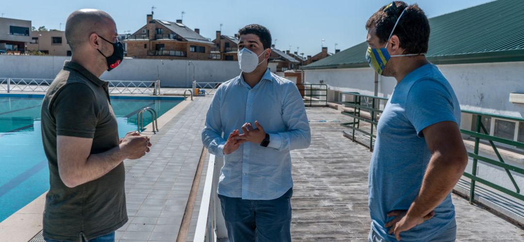 El alcalde visita la piscina El alcalde visita la piscina