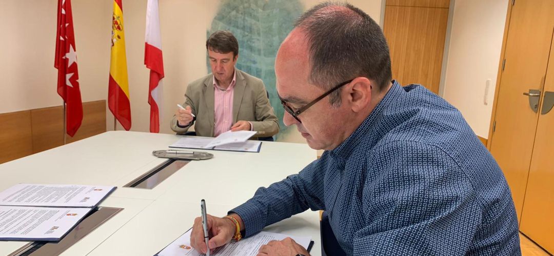 El alcalde de Tres Cantos y el presidente de ASECATC durante la firma del convenio El alcalde de Tres Cantos y el presidente de ASECATC durante la firma del convenio