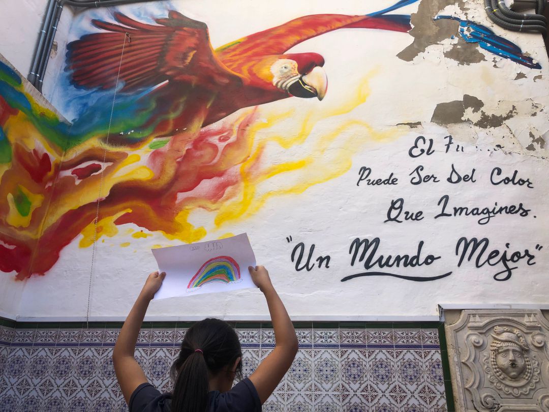 En Málaga, al igual que en el resto de España, los niños no han podido ir al colegio desde mediados de marzo. A pesar de ello, en el Centro de Acogida de CEAR las niñas y niños han dibujado arcoíris que han colocado en las ventanas para arrancar una sonrisa a sus compañeros En Málaga, al igual que en el resto de España, los niños no han podido ir al colegio desde mediados de marzo. A pesar de ello, en el Centro de Acogida de CEAR las niñas y niños han dibujado arcoíris que han colocado en las ventanas para arrancar una sonrisa a sus compañeros