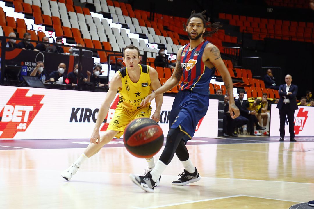 Marcelinho y Henry en el partido. Marcelinho y Henry en el partido.