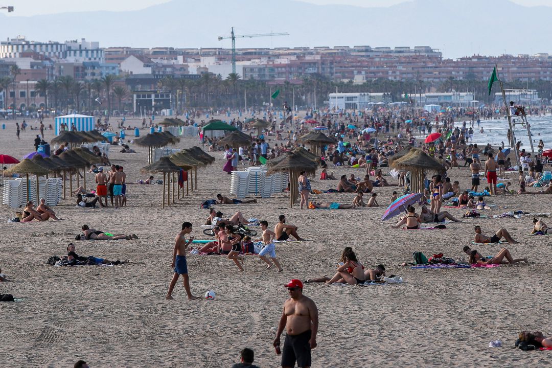 Aglomeración de personas en playa de la Malvarrosa durante la fase 2 de la desescalada en la pandemia de coronavirus COVID-19 Aglomeración de personas en playa de la Malvarrosa durante la fase 2 de la desescalada en la pandemia de coronavirus COVID-19