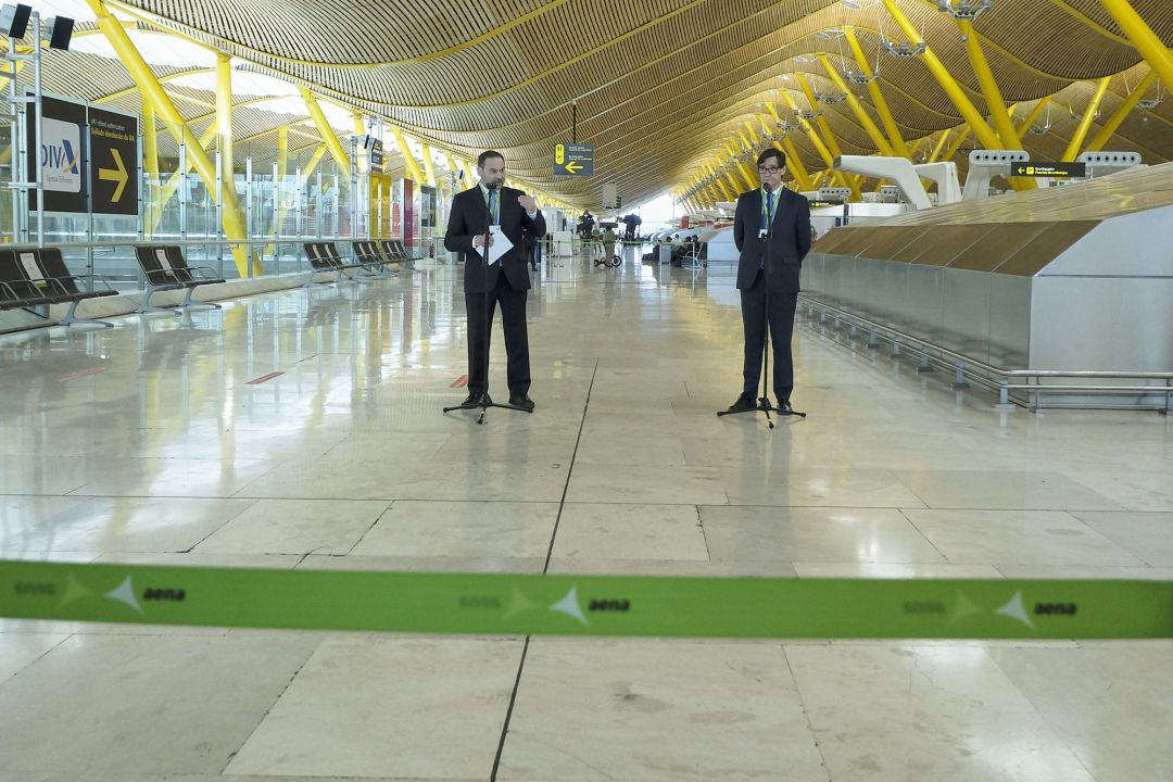 El ministro de Transportes, Movilidad y Agenda Urbana, José Luis Ábalos (i), y el ministro de Sanidad, Salvador Illa, atienden a los medios en su visita al Aeropuerto Adolfo Suárez Madrid-Barajas El ministro de Transportes, Movilidad y Agenda Urbana, José Luis Ábalos (i), y el ministro de Sanidad, Salvador Illa, atienden a los medios en su visita al Aeropuerto Adolfo Suárez Madrid-Barajas