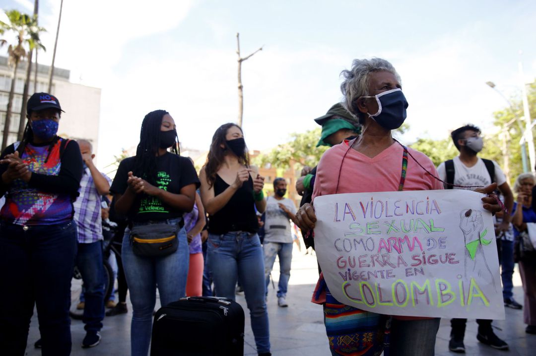Un grupo de mujeres participa este viernes de un plantón para protestar por los feminicidios ocurridos este año en Colombia Un grupo de mujeres participa este viernes de un plantón para protestar por los feminicidios ocurridos este año en Colombia