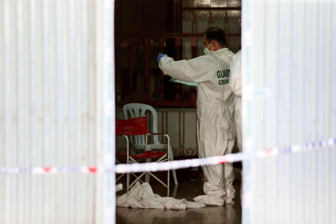 El equipo de criminalística de la Guardia Civil analiza la casa donde ayer se cometió el parricidio El equipo de criminalística de la Guardia Civil analiza la casa donde ayer se cometió el parricidio