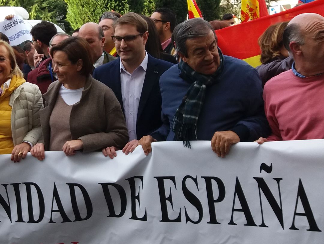 Carmen Moriyón, Adrián Pumares y Francisco Álvarez Cascos en una manifestación por la defensa de la unidad de España Carmen Moriyón, Adrián Pumares y Francisco Álvarez Cascos en una manifestación por la defensa de la unidad de España