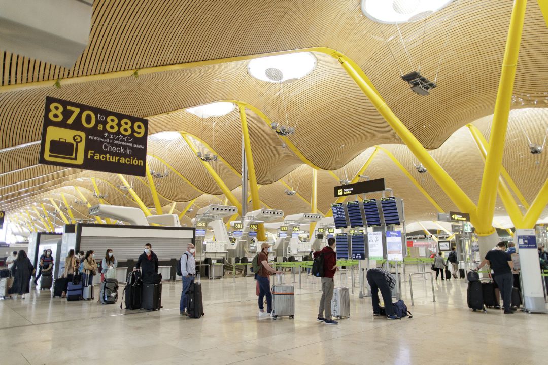 Pasajeros con sus maletas en las instalaciones de la Terminal T4 del Aeropuerto Adolfo Suárez Madrid-Barajas. Pasajeros con sus maletas en las instalaciones de la Terminal T4 del Aeropuerto Adolfo Suárez Madrid-Barajas.