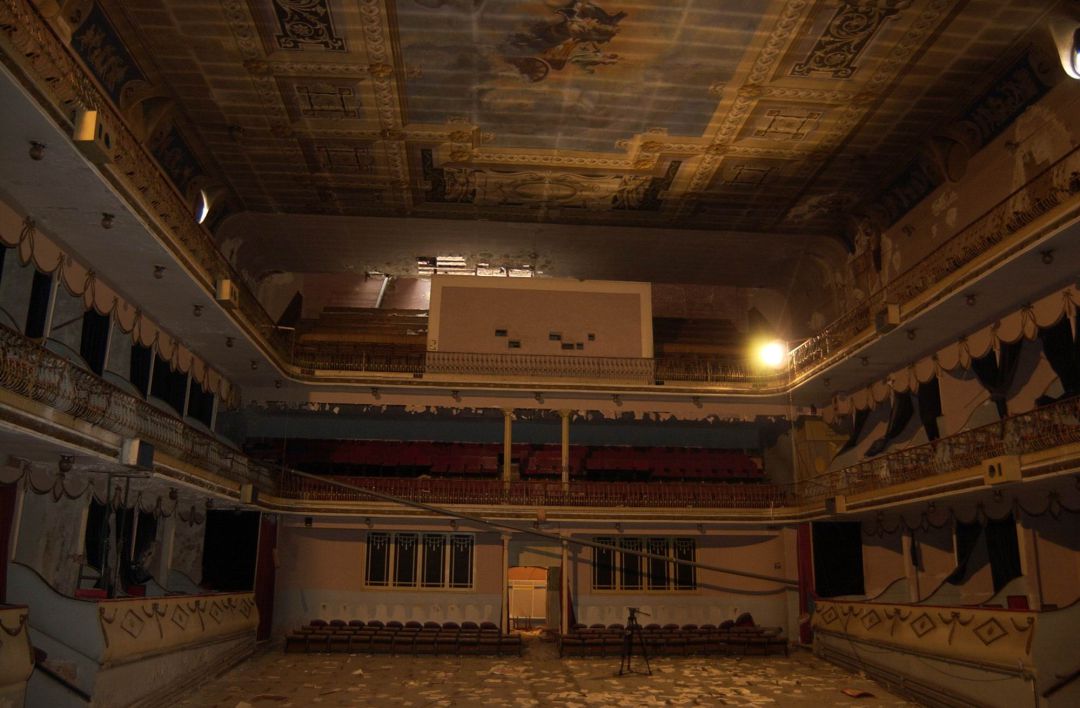 interior del Teatro Juan Bravo antes de su derribo en el que se aprecian los palcos y los frescos de Lope Tablada Maeso interior del Teatro Juan Bravo antes de su derribo en el que se aprecian los palcos y los frescos de Lope Tablada Maeso