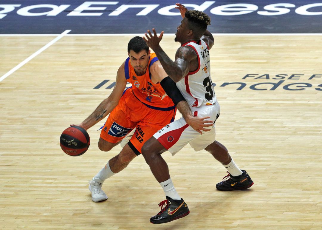 GRAFCVA6105. VALENCIA, El alero del Valencia Basket, Alberto Abalde, trata de superar la defensa del escolta canadiense del Casademont Zaragoza, Dylan Ennis, durante la disputa del tercer partido de la segunda jornada del grupo B de la fase final de la Liga ACB en el pabellón de la Fuente de San Luis de Valéncia. EFE, Manuel Bruque GRAFCVA6105. VALENCIA, El alero del Valencia Basket, Alberto Abalde, trata de superar la defensa del escolta canadiense del Casademont Zaragoza, Dylan Ennis, durante la disputa del tercer partido de la segunda jornada del grupo B de la fase final de la Liga ACB en el pabellón de la Fuente de San Luis de Valéncia. EFE, Manuel Bruque
