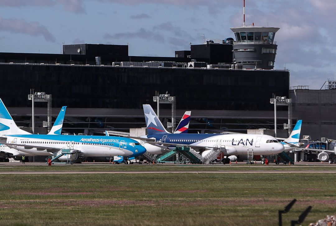Fotografía de archivo fechada el 14 de abril de 2020, que muestra un avión de la empresa Latam estacionado a causa de la cuarentena obligatoria por el COVID-19, en Buenos Aires (Argentina). Fotografía de archivo fechada el 14 de abril de 2020, que muestra un avión de la empresa Latam estacionado a causa de la cuarentena obligatoria por el COVID-19, en Buenos Aires (Argentina).