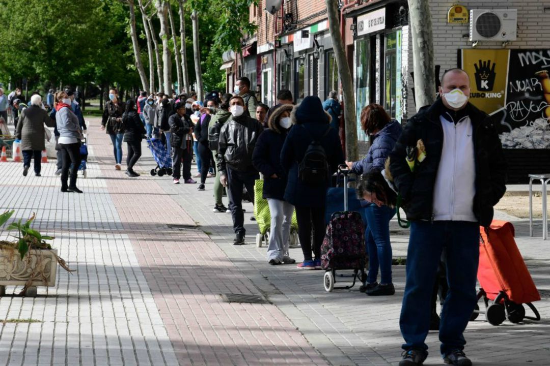 Colas de personas a la espera de recibir productos en el banco de alimentos de Aluche (Madrid). Colas de personas a la espera de recibir productos en el banco de alimentos de Aluche (Madrid).