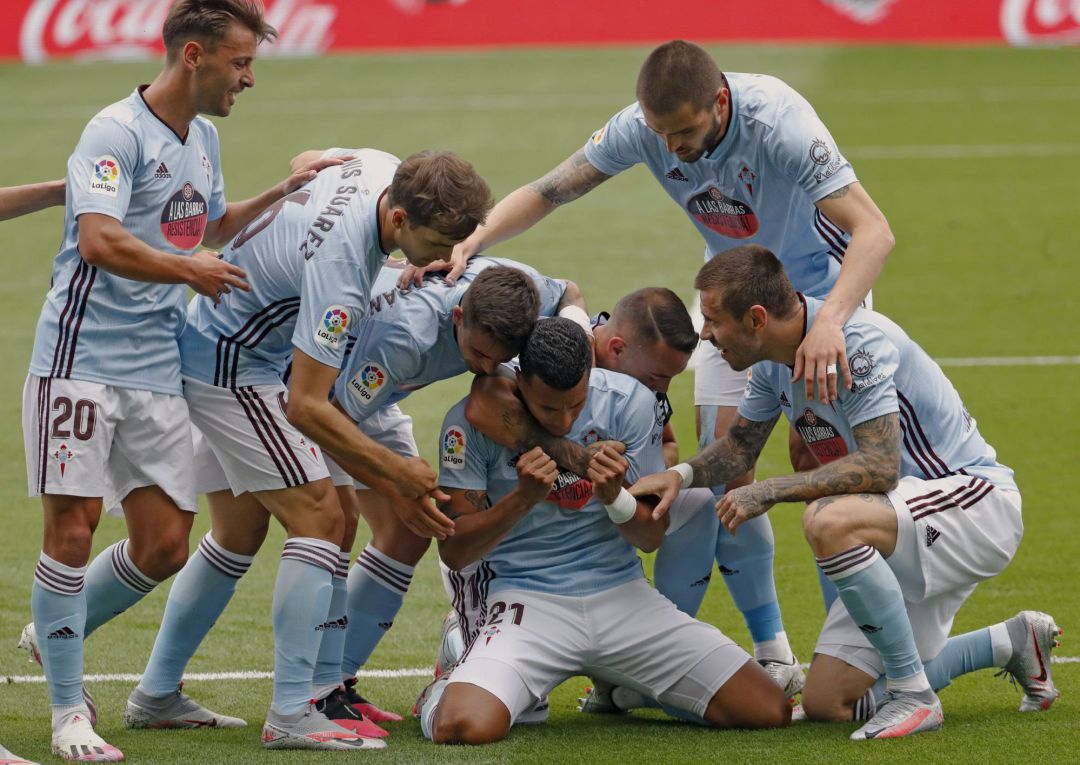 El defensa colombiano del Celta de Vigo, Nelson Murillo celebra con sus compañeros su tanto ante el Deportivo Alavés durante el partido de LaLiga disputado este domingo en el estadio de Balaídos en Vigo. El defensa colombiano del Celta de Vigo, Nelson Murillo celebra con sus compañeros su tanto ante el Deportivo Alavés durante el partido de LaLiga disputado este domingo en el estadio de Balaídos en Vigo.