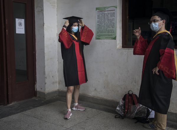 Graduados de la Universidad de Huazhong en Wuhan, celebran su ceremonia de fin de estudios protagonizada por la pandemia y las medidas de seguridad establecidas por las autoridades chinas.