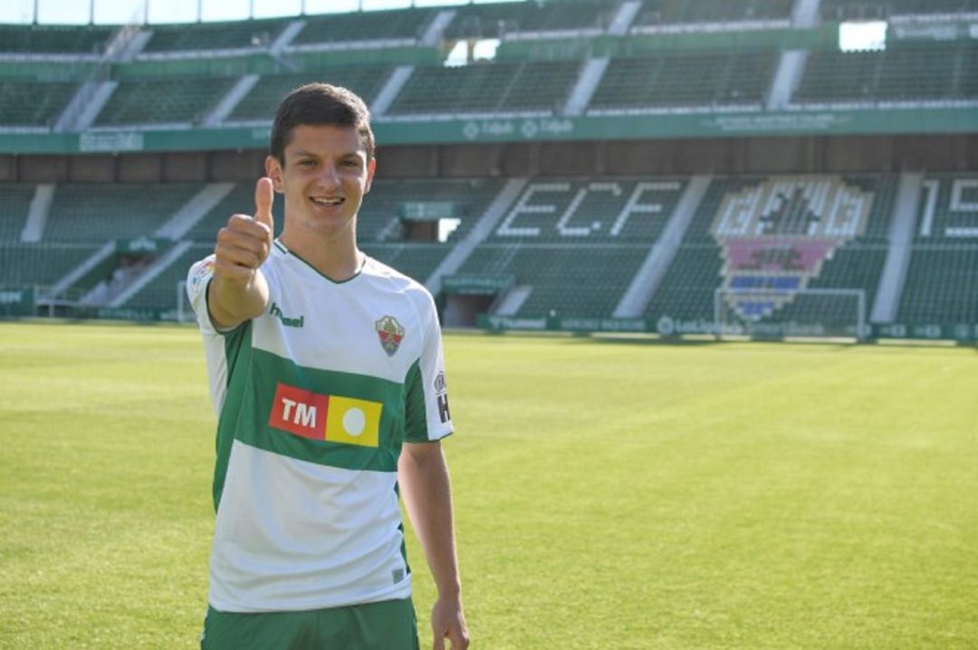 Jony Álamo con la camiseta del Elche en el Martínez Valero Jony Álamo con la camiseta del Elche en el Martínez Valero