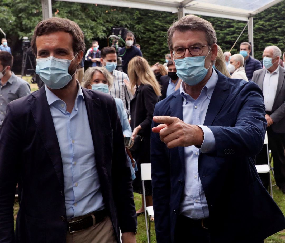 El presidente del PP Pablo Casado (i) y el candidato a revalidar la presidencia de la Xunta, Alberto Núñez Feijóo (d), durante el acto de proclamación de candidatos a las elecciones gallegas del partido en Santiago de Compostela este domingo. El presidente del PP Pablo Casado (i) y el candidato a revalidar la presidencia de la Xunta, Alberto Núñez Feijóo (d), durante el acto de proclamación de candidatos a las elecciones gallegas del partido en Santiago de Compostela este domingo.