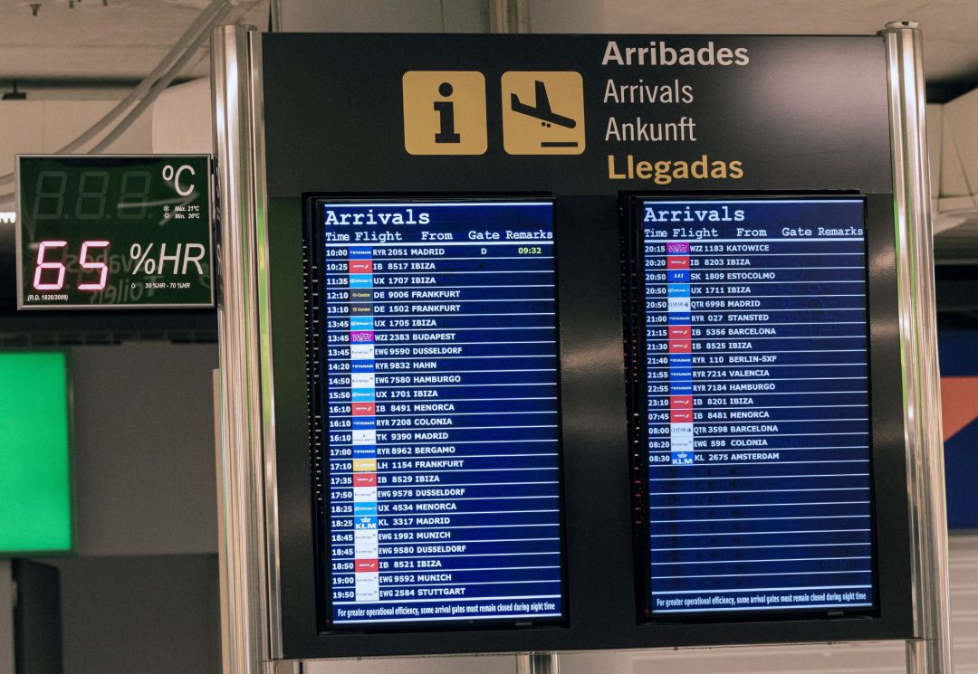 Paneles indican la llegada de vuelos en el Aeropuerto de Palma de Mallorca, este domingo, durante el primer día del fin del estado de alarma Paneles indican la llegada de vuelos en el Aeropuerto de Palma de Mallorca, este domingo, durante el primer día del fin del estado de alarma