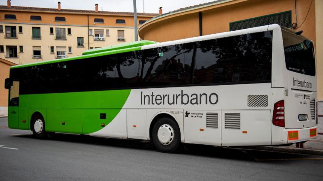 Un autobús interurbano en el momento de su entrada a la estación de autobuses. Un autobús interurbano en el momento de su entrada a la estación de autobuses.