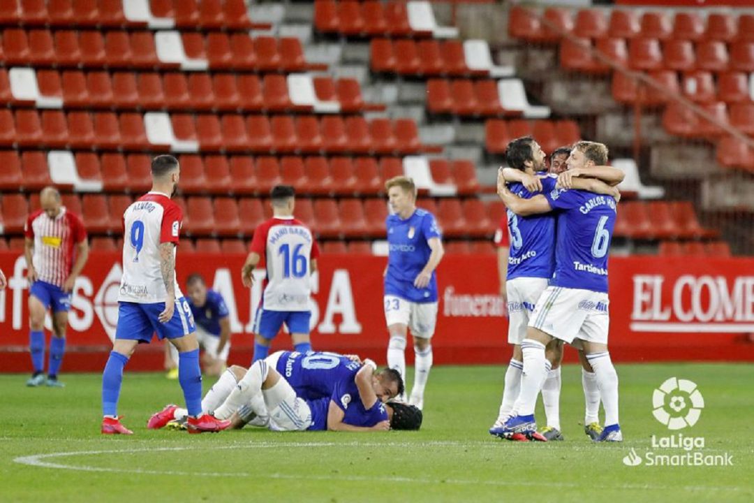 Desolación de los jugadores del Sporting ante la celebración de los del Oviedo Desolación de los jugadores del Sporting ante la celebración de los del Oviedo