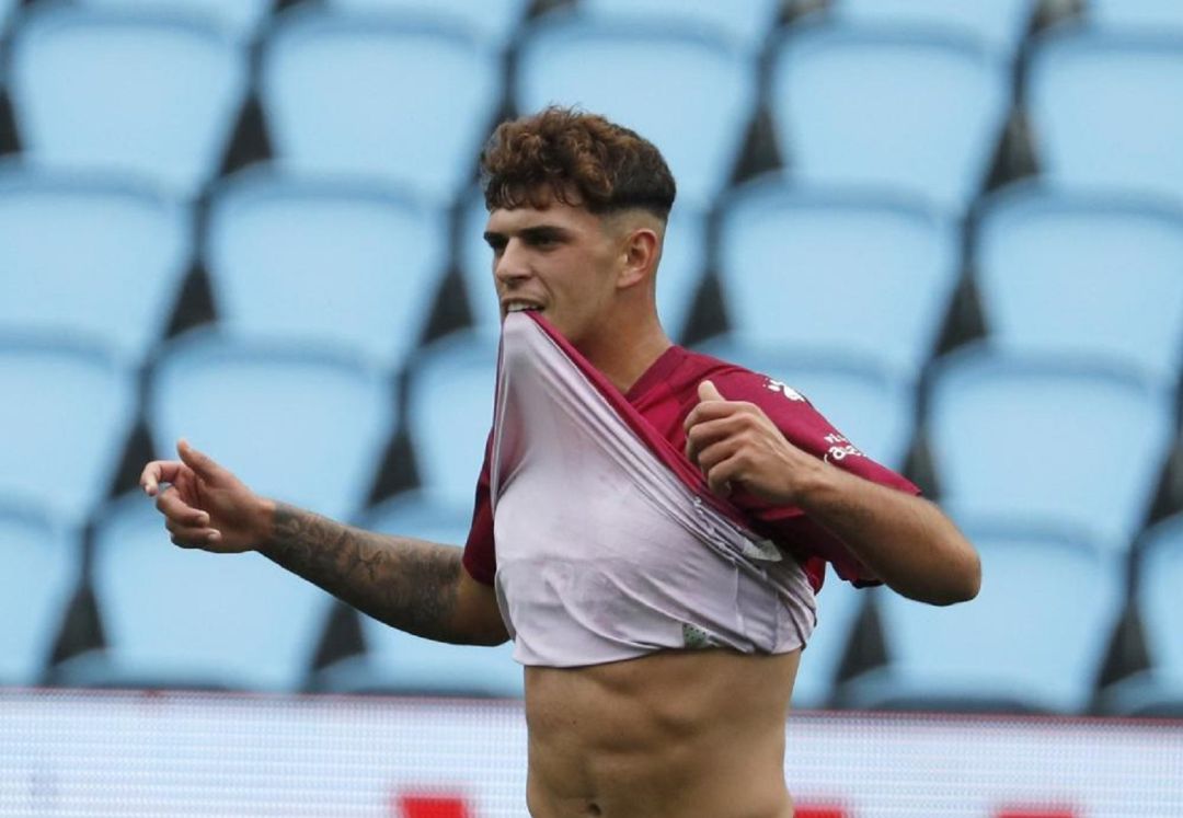 Javi López debutó en Primera división. Javi López debutó en Primera división.