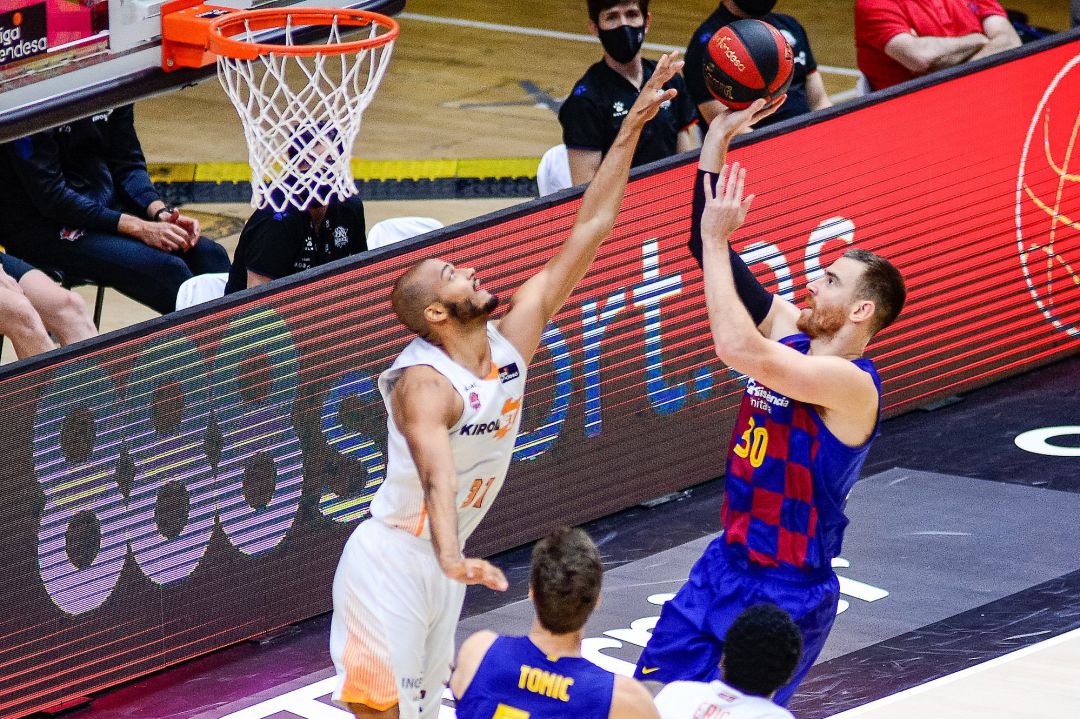 Shields defendiendo a Víctor Claver. Shields defendiendo a Víctor Claver.