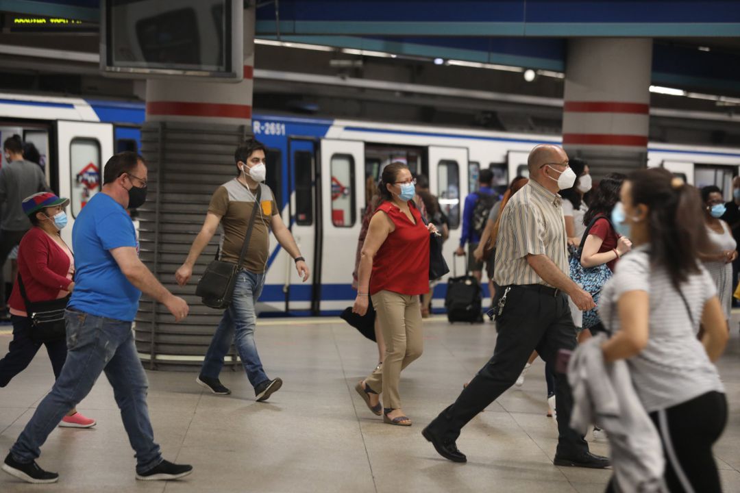 Pasajeros con mascarilla salen de un vagón en la estación de Metro de Atocha, en Madrid (España) Pasajeros con mascarilla salen de un vagón en la estación de Metro de Atocha, en Madrid (España)