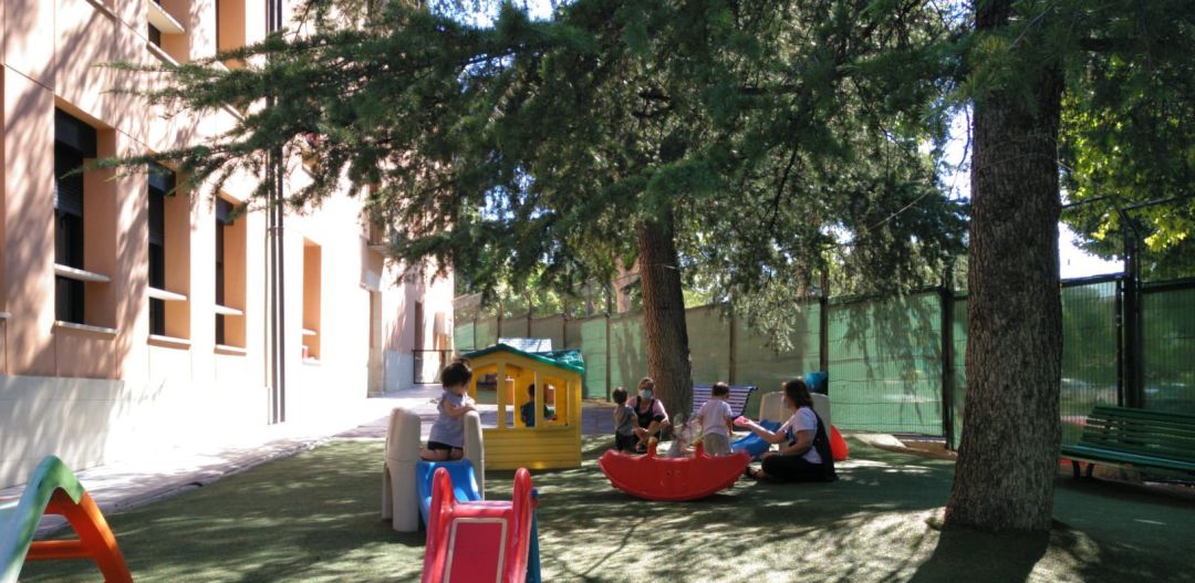 Los escolares en el patio de la escoleta municipal de la Zona Norte en la primera jornada de escuela de verano. Los escolares en el patio de la escoleta municipal de la Zona Norte en la primera jornada de escuela de verano.