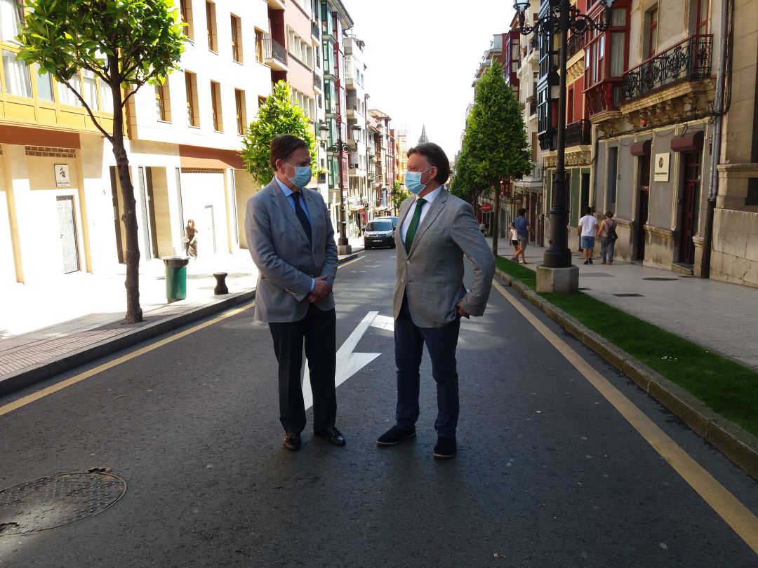 El alcalde de Oviedo, Alfredo Canteli, visita junto con el concejal de Seguridad Ciudadana, José Ramón Prado, la calle Rosal que queda peatonalizada provisionalmente desde este lunes. El alcalde de Oviedo, Alfredo Canteli, visita junto con el concejal de Seguridad Ciudadana, José Ramón Prado, la calle Rosal que queda peatonalizada provisionalmente desde este lunes.