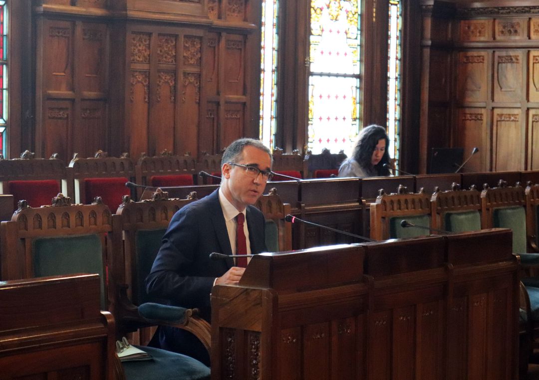 El Consejero de Salud, Pablo Fernández, durante su comperecencia de hoy en la Junta General El Consejero de Salud, Pablo Fernández, durante su comperecencia de hoy en la Junta General