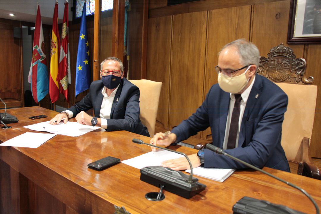 El alcalde y el concejal de Personal en la firma del convenio El alcalde y el concejal de Personal en la firma del convenio