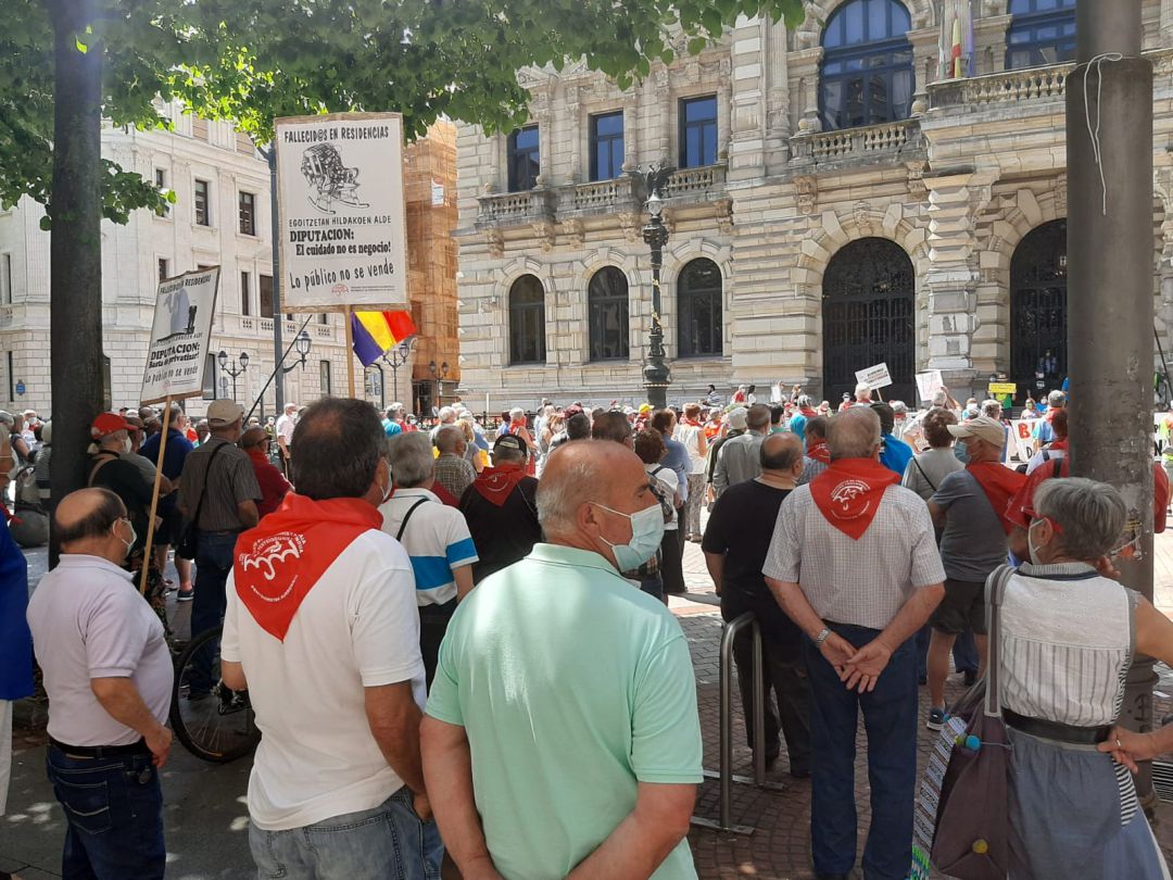 Los pensionistas frente a la Diputación de Bizkaia Los pensionistas frente a la Diputación de Bizkaia