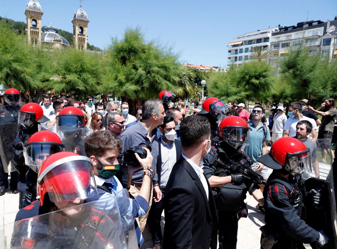 El dirigente de Vox, Ortega Smith (c) sale escoltado por la Ertzaintza tras participar en un acto electoral en San Sebastián este domingo El dirigente de Vox, Ortega Smith (c) sale escoltado por la Ertzaintza tras participar en un acto electoral en San Sebastián este domingo