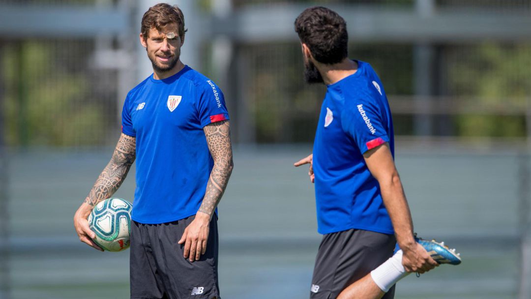 El defensa del Athletic de Bilbao, Íñigo Martinez (i) durante el entrenamiento del equipo en sus instalaciones de Lezama este domingo. El defensa del Athletic de Bilbao, Íñigo Martinez (i) durante el entrenamiento del equipo en sus instalaciones de Lezama este domingo.