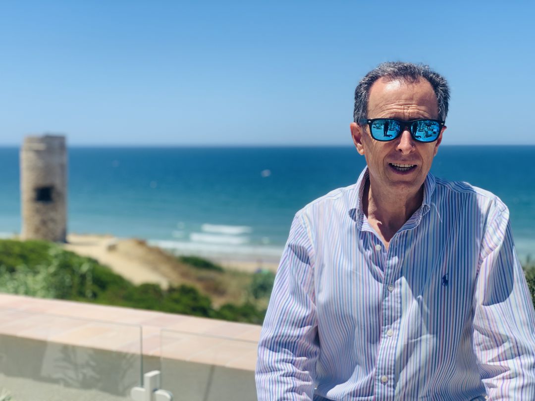 El alcalde de Chiclana, José María Román, posa ante la Torre del Puerco El alcalde de Chiclana, José María Román, posa ante la Torre del Puerco