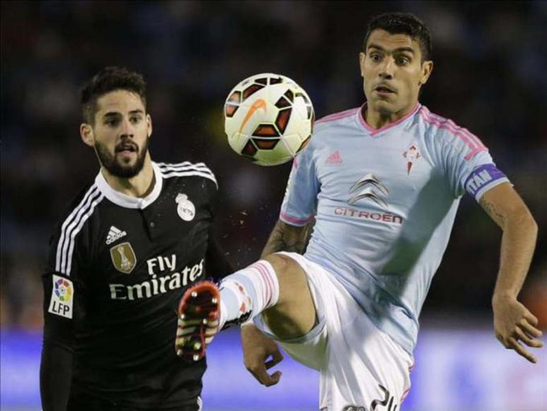 Augusto Fernando puja un balón con Isco Augusto Fernando puja un balón con Isco