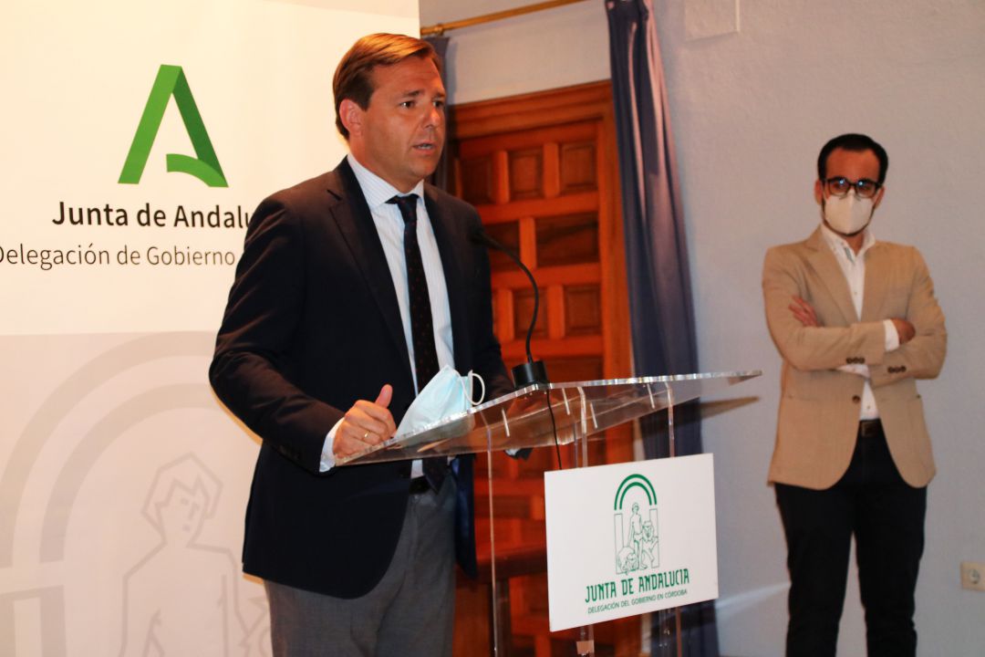 El delegado territorial de la Junta en Córdoba, Antonio Repullo, durante una rueda de prensa; acompañado del delegado de Empleo, Ángel Herrador El delegado territorial de la Junta en Córdoba, Antonio Repullo, durante una rueda de prensa; acompañado del delegado de Empleo, Ángel Herrador