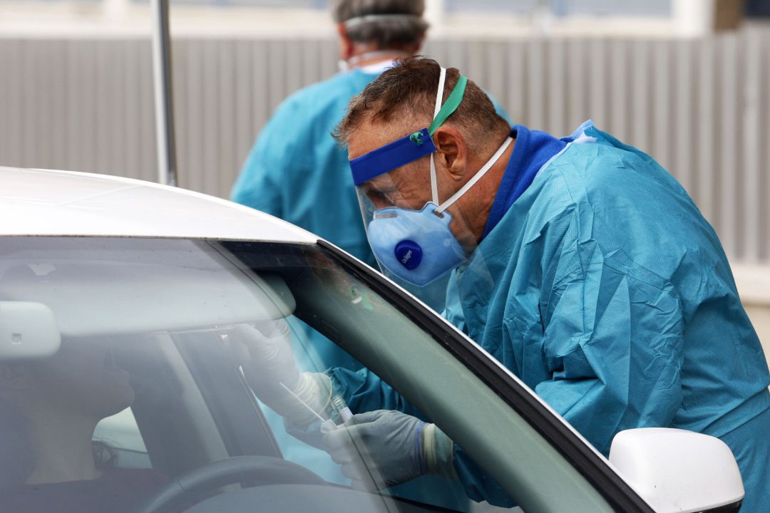Dispositivo sanitario de la prueba test del PCR para detectar la infección por coronavirus a las personas desde su coche. Dispositivo sanitario de la prueba test del PCR para detectar la infección por coronavirus a las personas desde su coche.