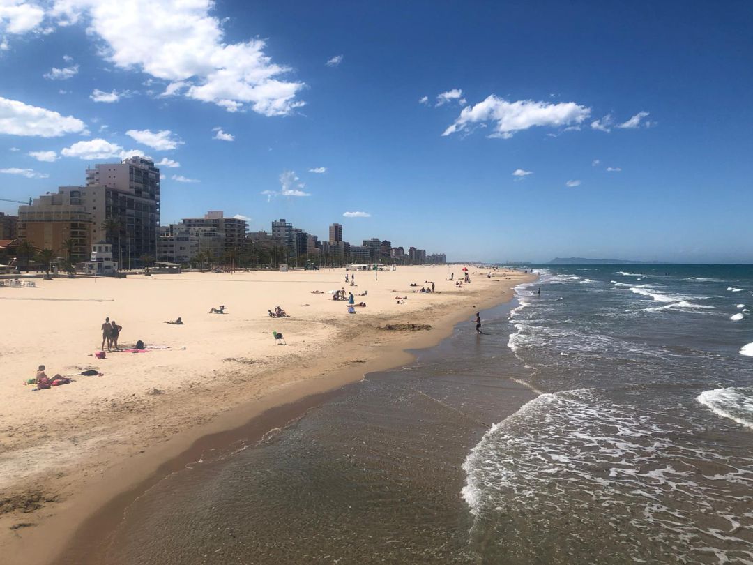 Playa de Gandia durante la segunda quincena de junio Playa de Gandia durante la segunda quincena de junio