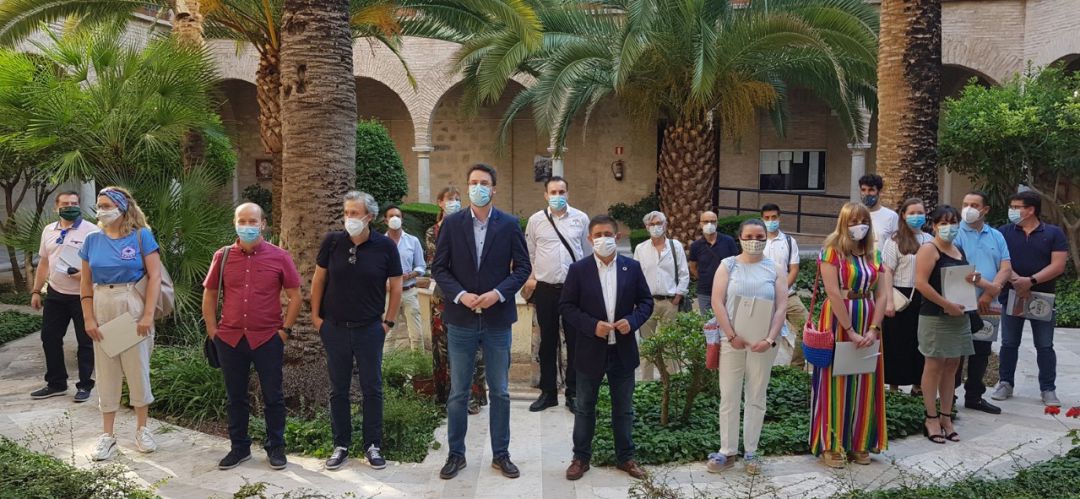 Asistentes a las jornadas 'Los Chefs del Aceite' junto al presidente de la Diputación y el diputado de Turismo. Asistentes a las jornadas 'Los Chefs del Aceite' junto al presidente de la Diputación y el diputado de Turismo.