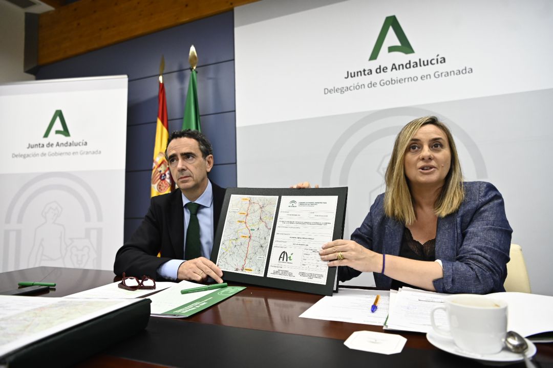 La consejera de Fomento, Marifrán Carazo, durante la presentación de los planes de la Junta para con la A-306 y la A-311. La consejera de Fomento, Marifrán Carazo, durante la presentación de los planes de la Junta para con la A-306 y la A-311.