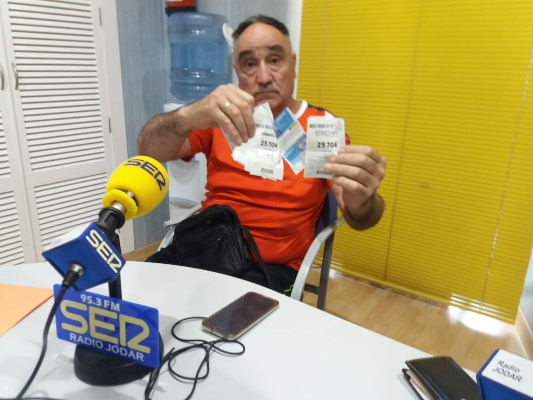 José Mª Garrido muestr los cupones del número 25704 que juega cada semana José Mª Garrido muestr los cupones del número 25704 que juega cada semana