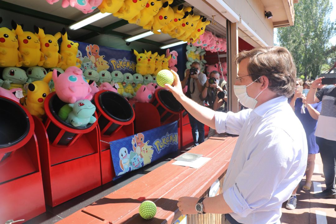 El alcalde de Madrid, José Luis Martínez-Almeida, juega con una pelota en un puesto del Parque de Atracciones durante su visita el día en el que visita también el Zoo y el Teleférico ante la reapertura de estas instalaciones. El alcalde de Madrid, José Luis Martínez-Almeida, juega con una pelota en un puesto del Parque de Atracciones durante su visita el día en el que visita también el Zoo y el Teleférico ante la reapertura de estas instalaciones.