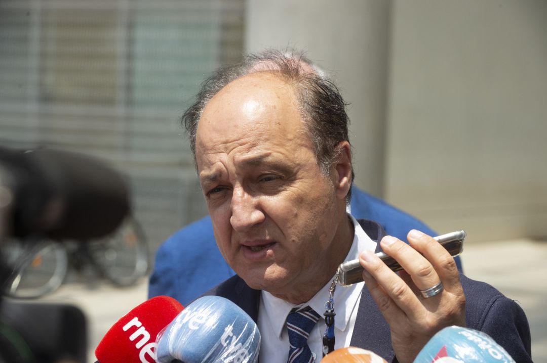 El abogado Diego de Ramón, que ejerce la acusación en el denominado caso 'Desaladora 2', responde a los medios a su salida del Tribunal Superior de Justicia de la Región de Murcia El abogado Diego de Ramón, que ejerce la acusación en el denominado caso 'Desaladora 2', responde a los medios a su salida del Tribunal Superior de Justicia de la Región de Murcia